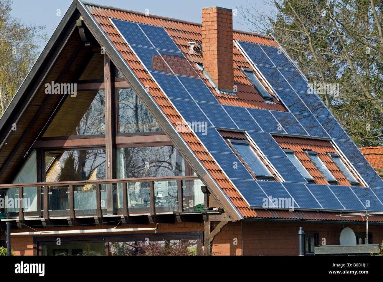 Solar-Panels auf eine Wohnimmobilie in Hude bin Dummer, Niedersachsen, Deutschland. Stockfoto