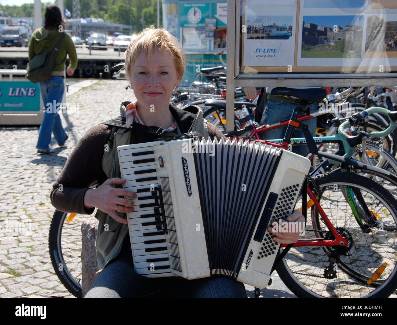 Eine (weibliche) Akkordeonist in den Straßen von Helsinki Stockfoto