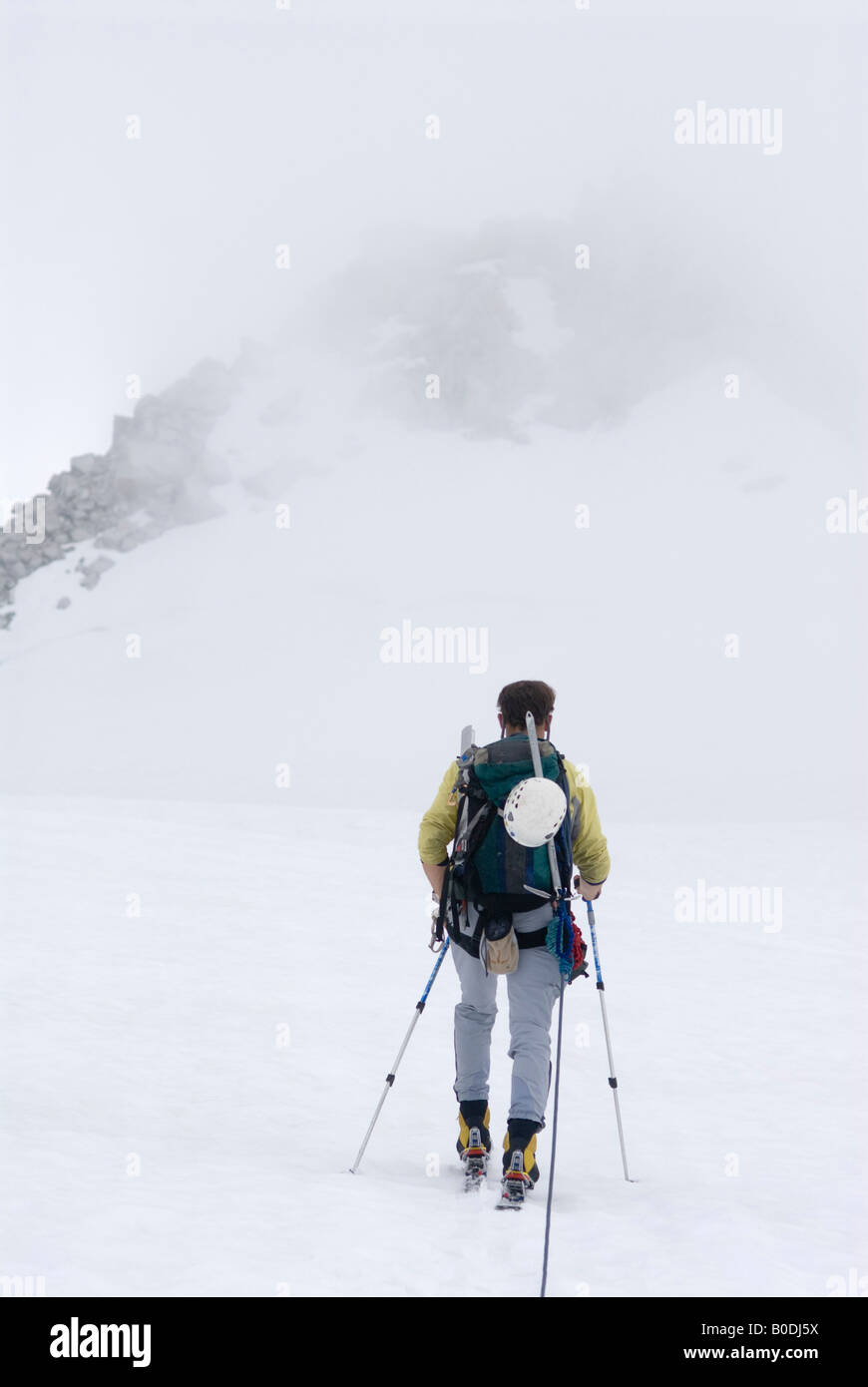 Mann, Skifahren auf der Pika Gletscher Alaskas Stockfoto