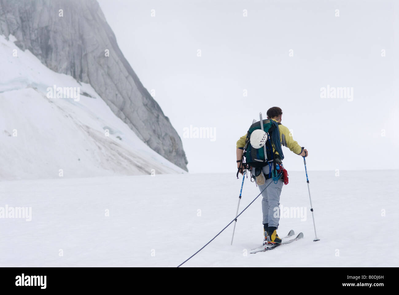 Mann, Skifahren auf der Pika Gletscher Alaskas Stockfoto