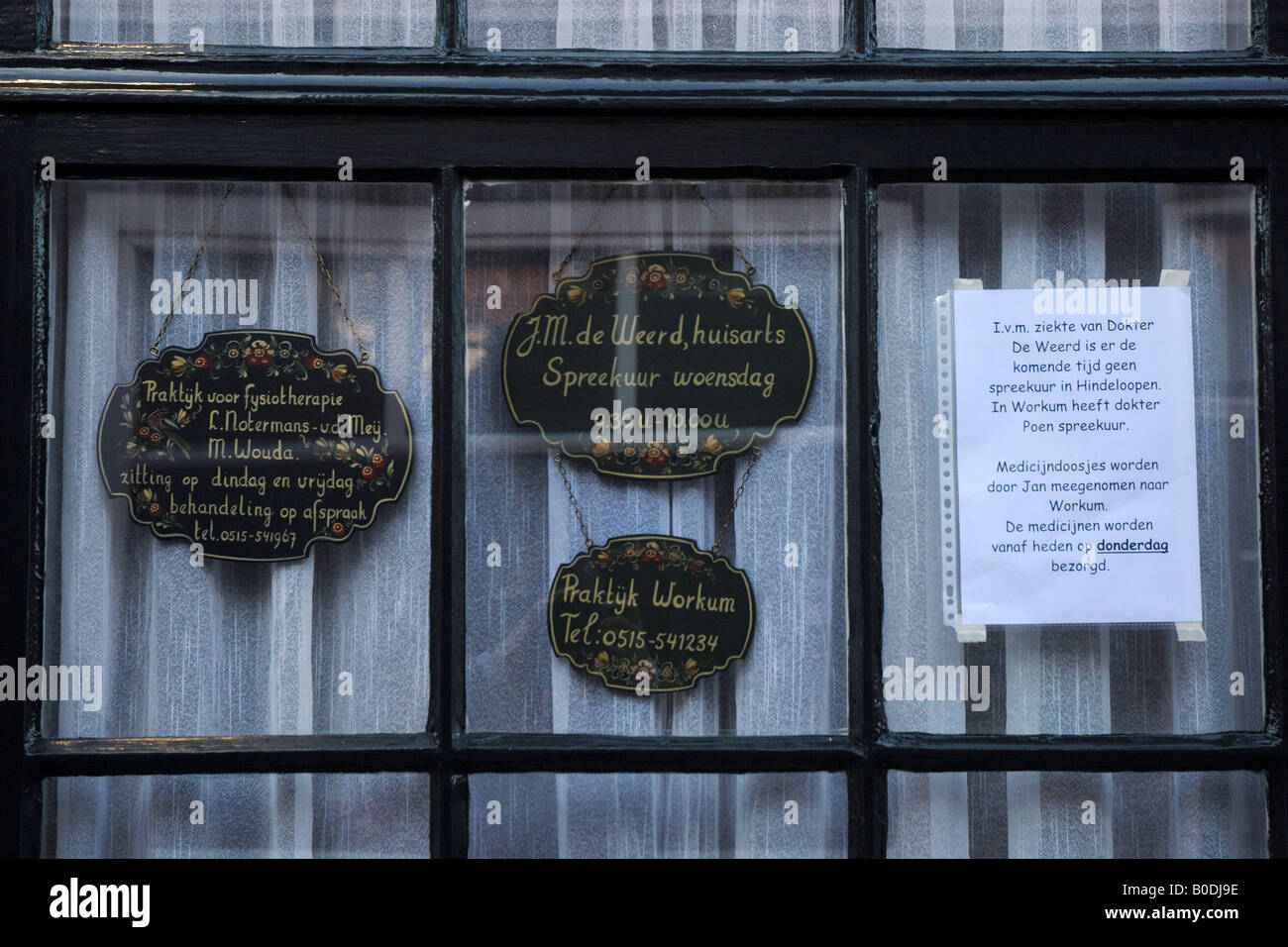 Hindeloopen ist eine kleine Stadt im nördlichen Teil der Niederlande (Friesland). Zeichen an der Haustür an th Stockfoto