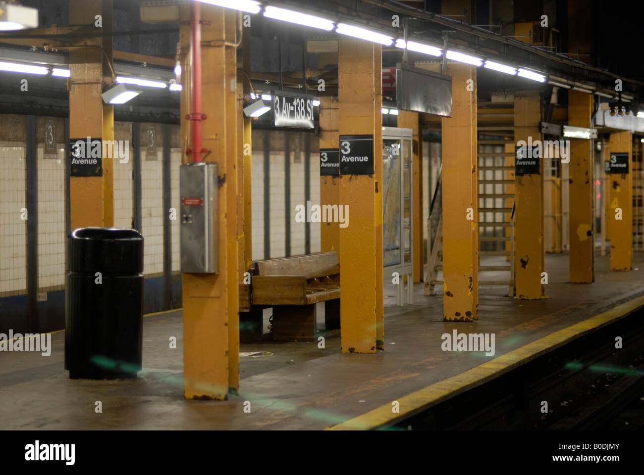 Leere dritte Avenue Station auf der IND-Linie im Stadtteil Bronx in New york Stockfoto