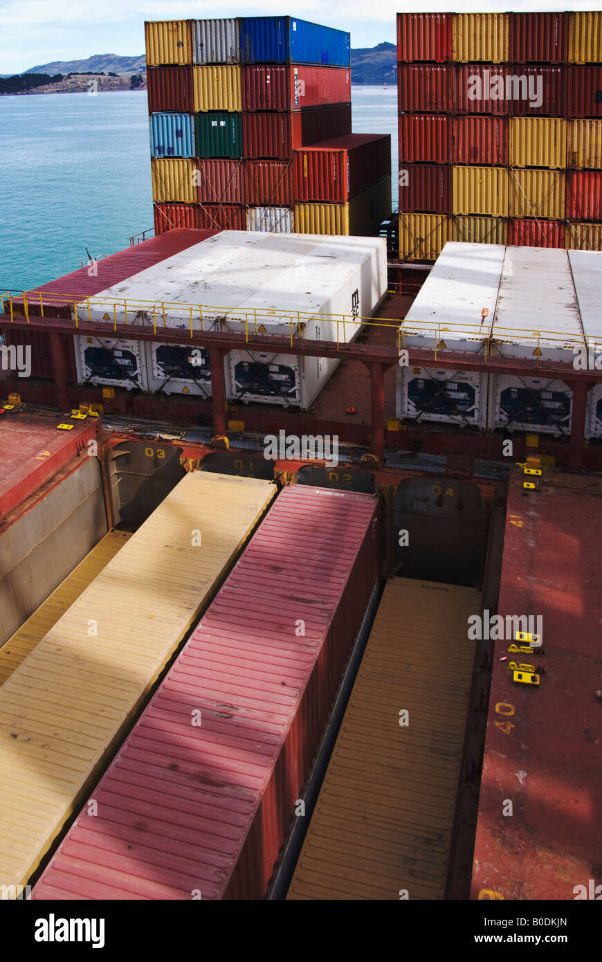 Container auf einem Schiff zeigen sie an Deck und unter Deck in einem Laderaum verstaut. Stockfoto
