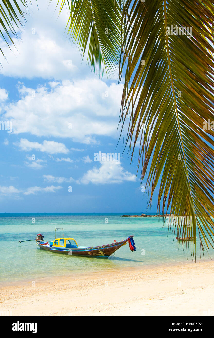 Ein kleines Dorf-Boot wartet auf seinen Besitzer als das Meer runden am Ufer dieses tropischen Paradieses Stockfoto