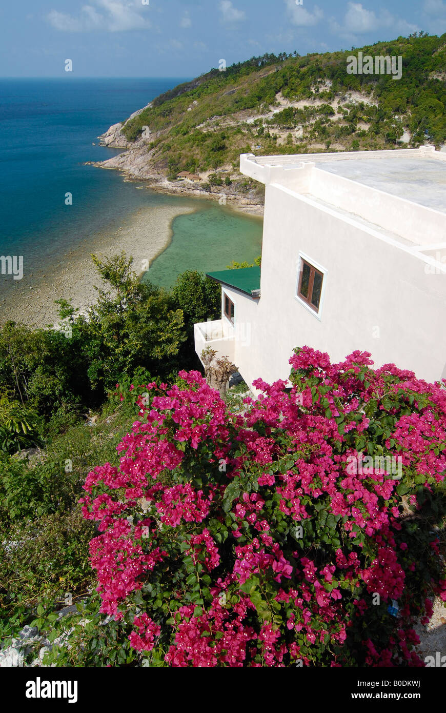 Atemberaubende Aussicht von einer Blume gefüllt, Balkon mit Blick auf eine tropische Bucht, Thailand. Stockfoto