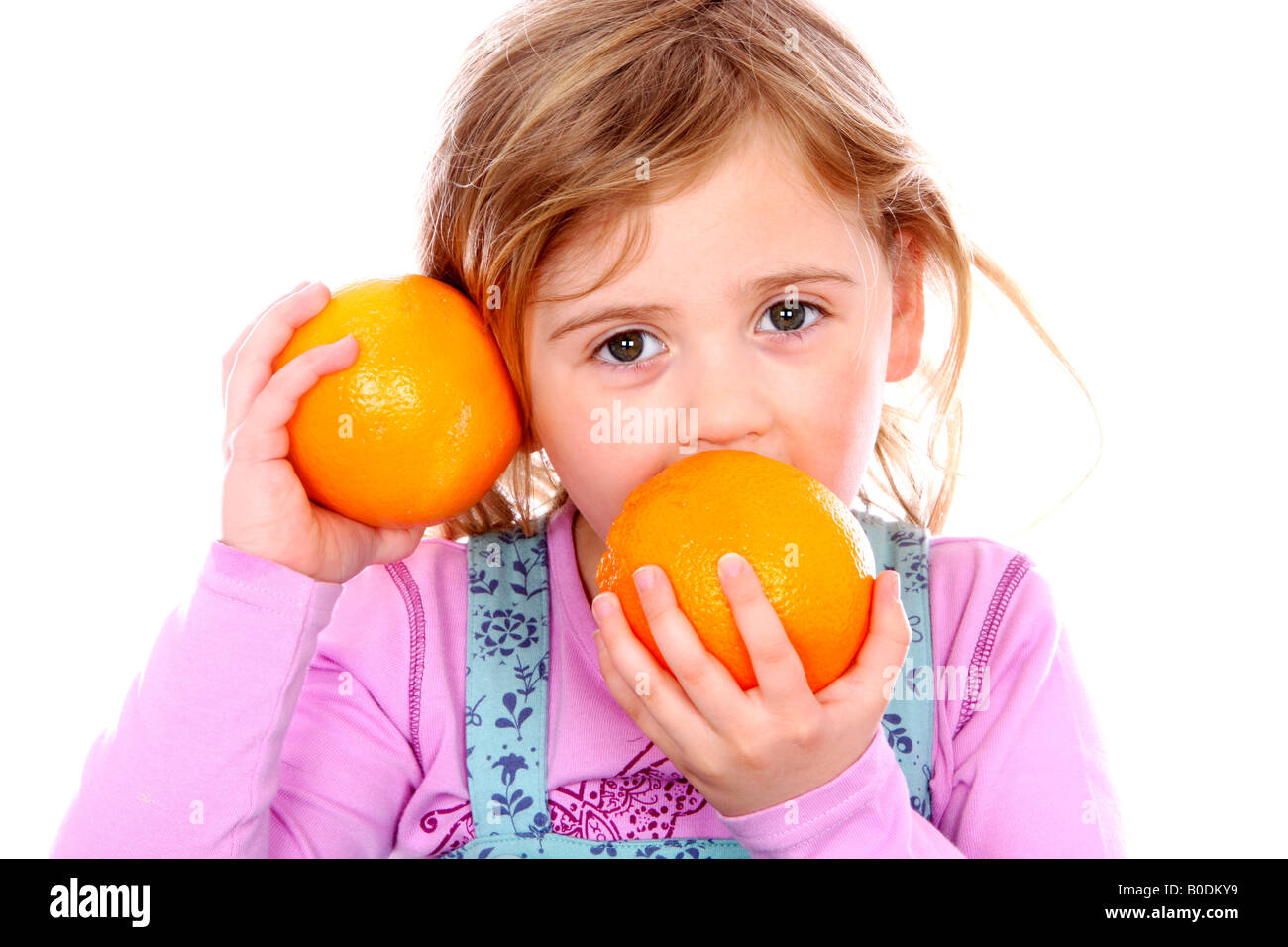 Junges Mädchen essen Orangen Modell veröffentlicht Stockfoto