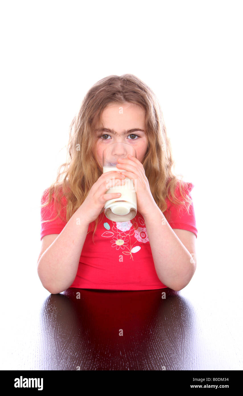 Junges Mädchen trinken Milch Modell veröffentlicht Stockfoto