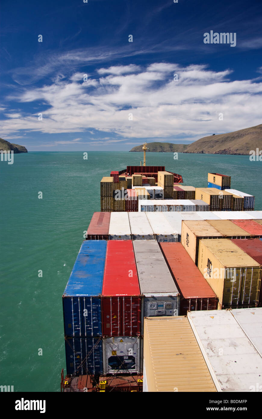 Der Blick von der Brücke eines Containerschiffes als es segelt von Lyttelton Harbour, New Zealand Stockfoto