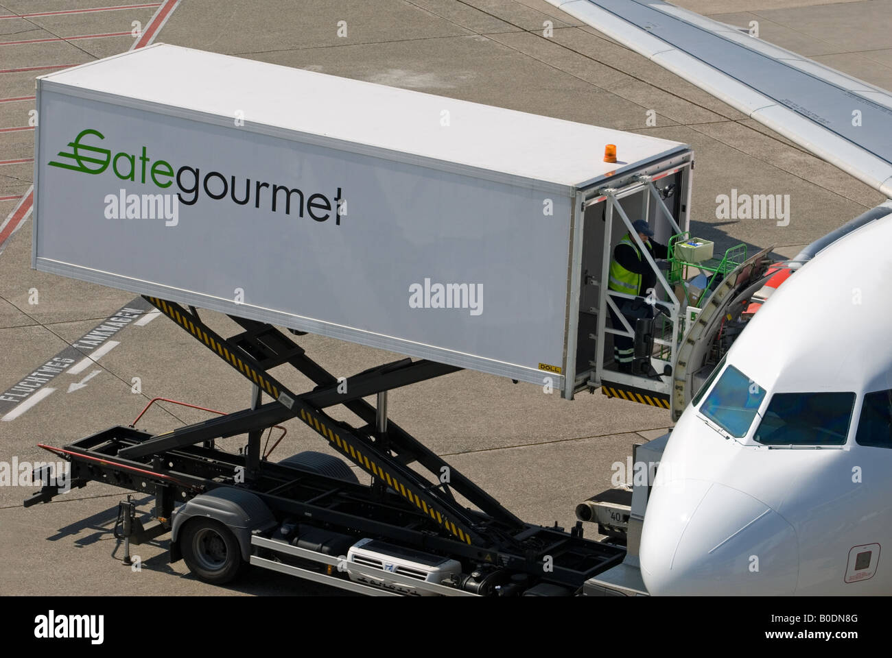 Gate Gourmet Airline-catering der Verladung in ein Passagierflugzeug am Flughafen Düsseldorf International, Deutschland. Stockfoto
