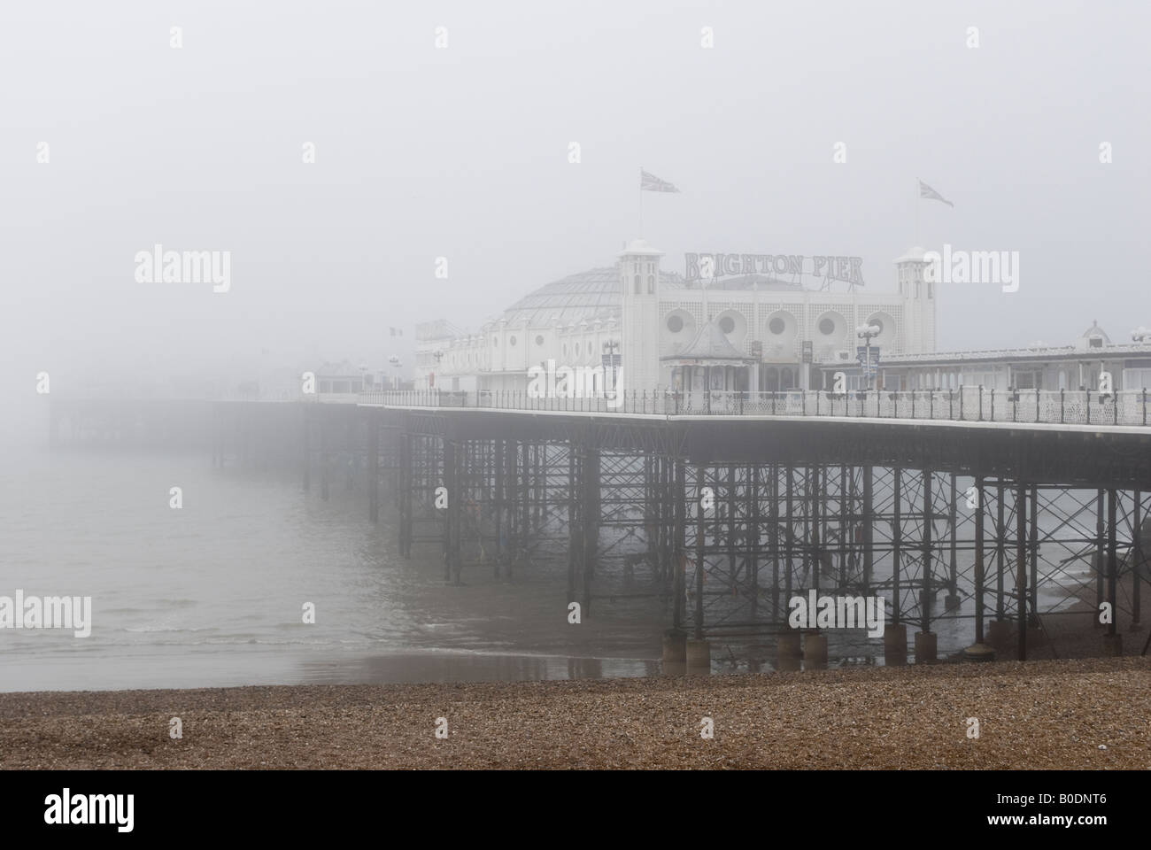 Brightons Palace Pier im Nebel. Stockfoto