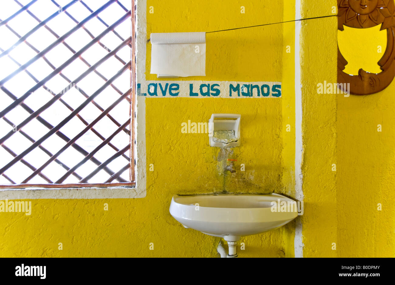 Bunten gelben Eingang zu den Toiletten in einem Café neben dem Eingang zu Coba Ruinen, Mexiko Stockfoto