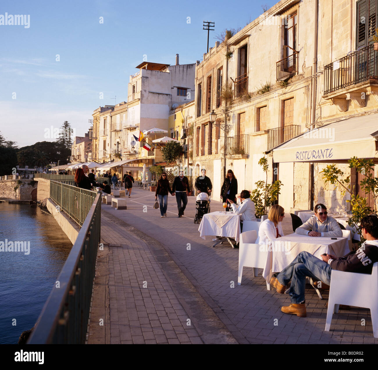 Am Ufer Restaurants Ortygia oder Ortigia Siracusa oder Syrakus Sizilien Italien EU. Stockfoto