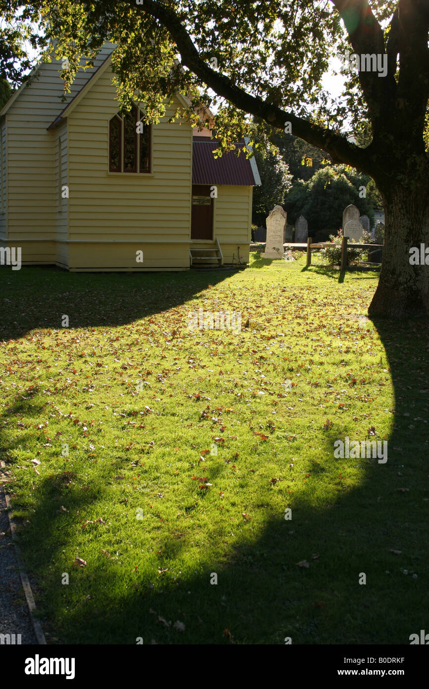 Herbstsonne am Nachmittag auf dem Rasen des kirchlichen Friedhof. Stockfoto