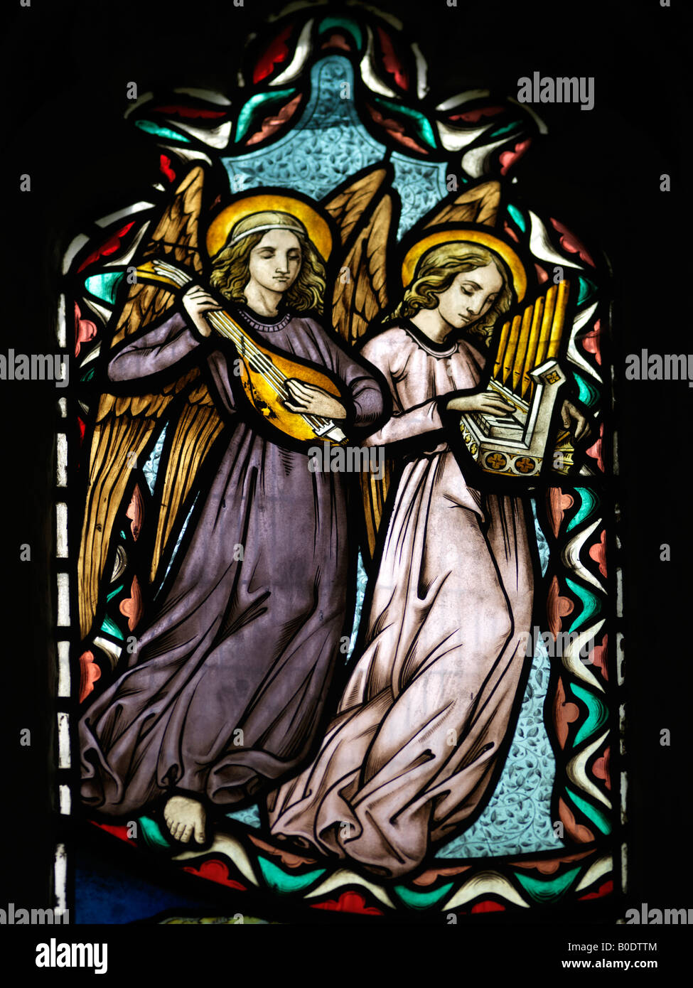 Kirche St. Catherines Merstham Surrey Engel spielen Musikinstrumente in Glasmalerei Stockfoto
