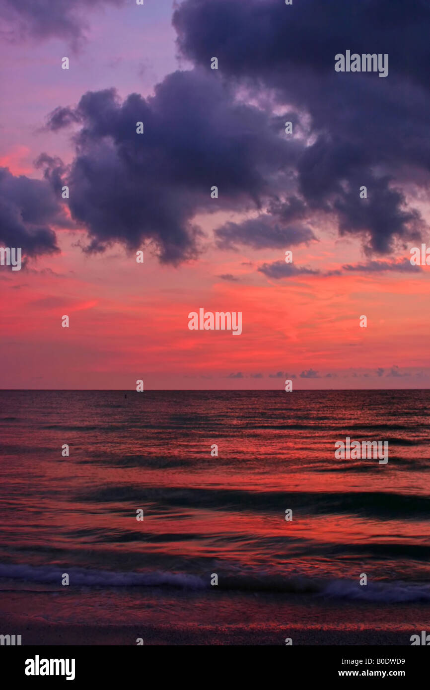 Lebendige Sonnenuntergang Himmel auf Florida s Golf Küste Madeira Beach Florida Stockfoto