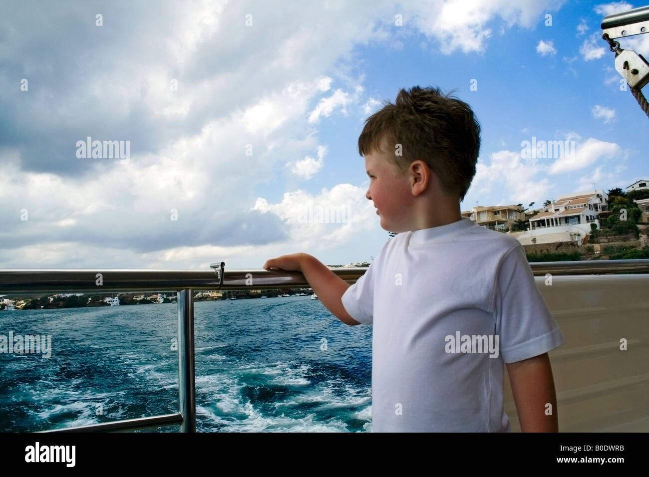 Jungen im Alter von 4-6 am Rückseite Boot Stockfoto