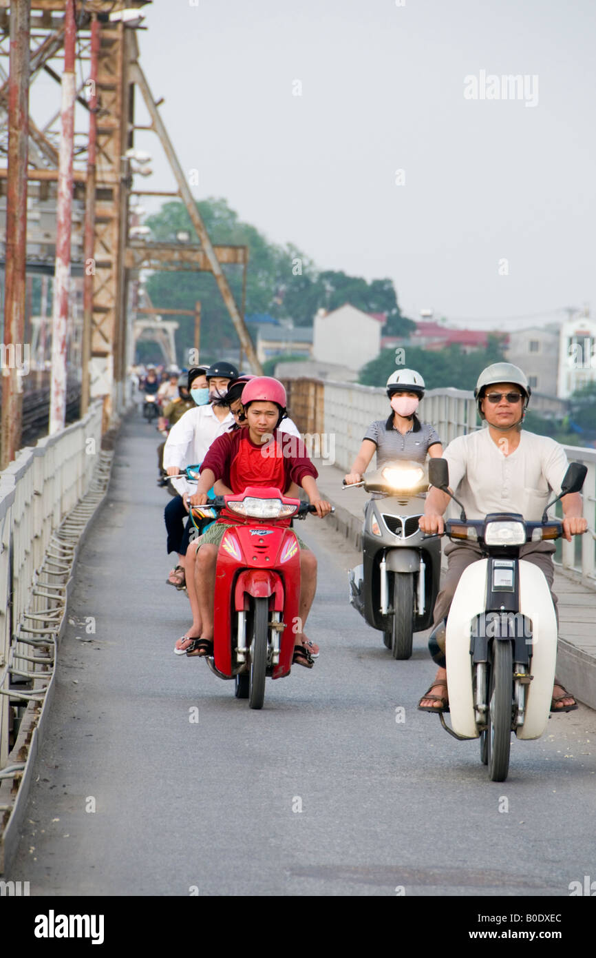 Motorradverkehr auf Cau Long Bien Brücke, Hanoi, Vietnam Stockfoto