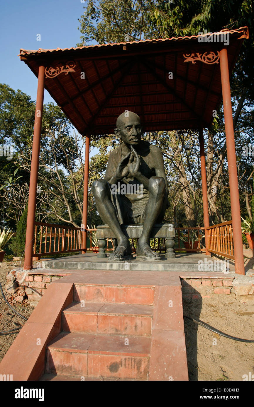 Gandhi-Statue am Rajghat Gedenkstätte Delhi Indien Stockfoto