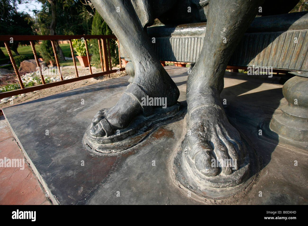 Gandhi s Füße Statue am Rajghat Gedenkstätte in New Delhi Indien Stockfoto