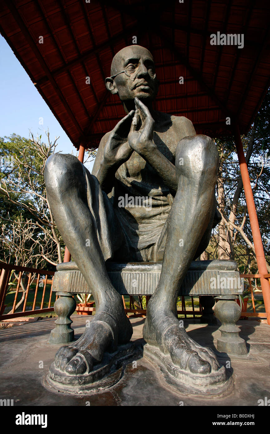 Gandhi-Statue am Rajghat Gedenkstätte in New Delhi Indien Stockfoto