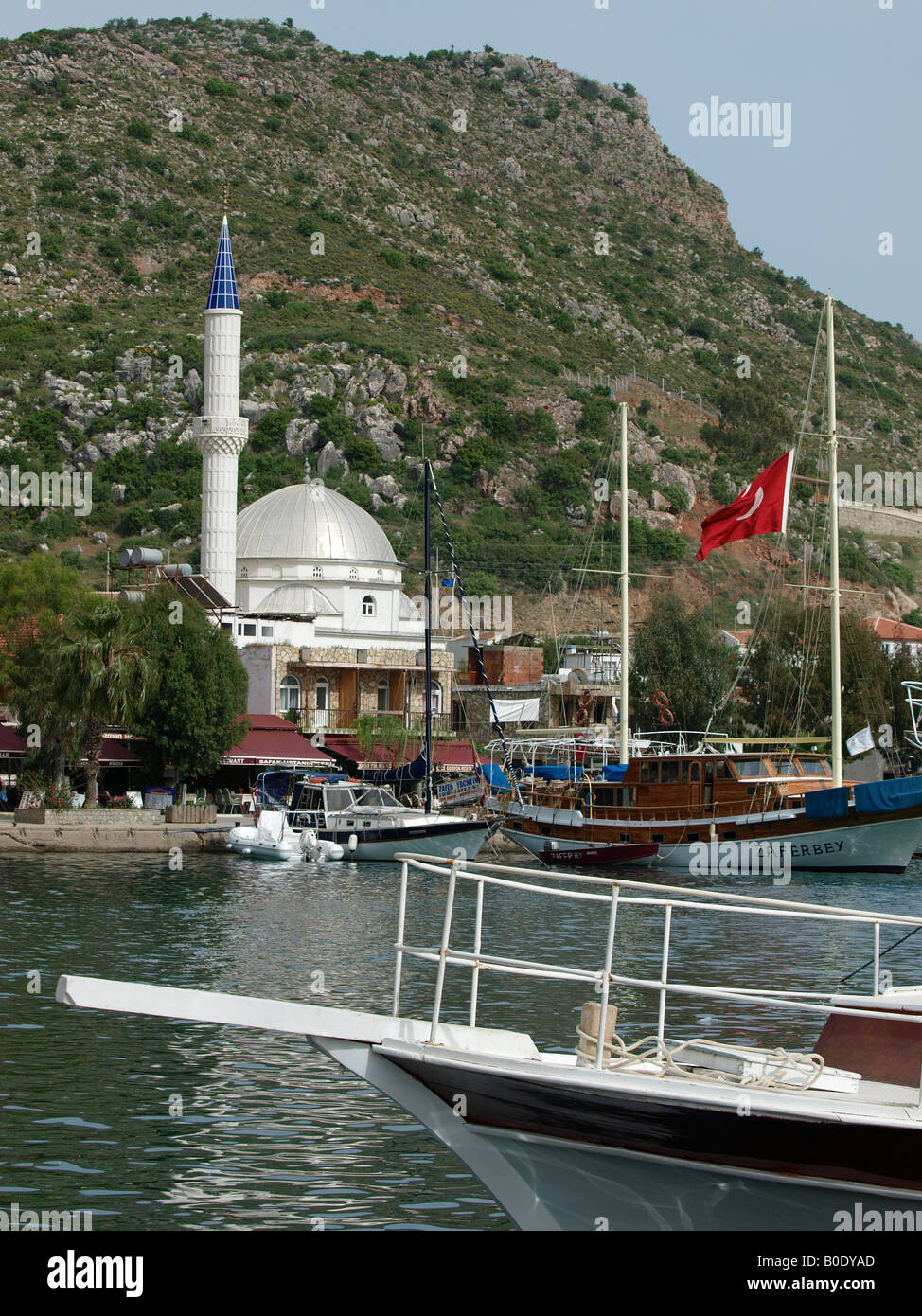 BLICK AUF DEN HAFEN SEITE VON GULET UND MOSCHEE BOZBURUN MUGLA TÜRKEI Stockfoto