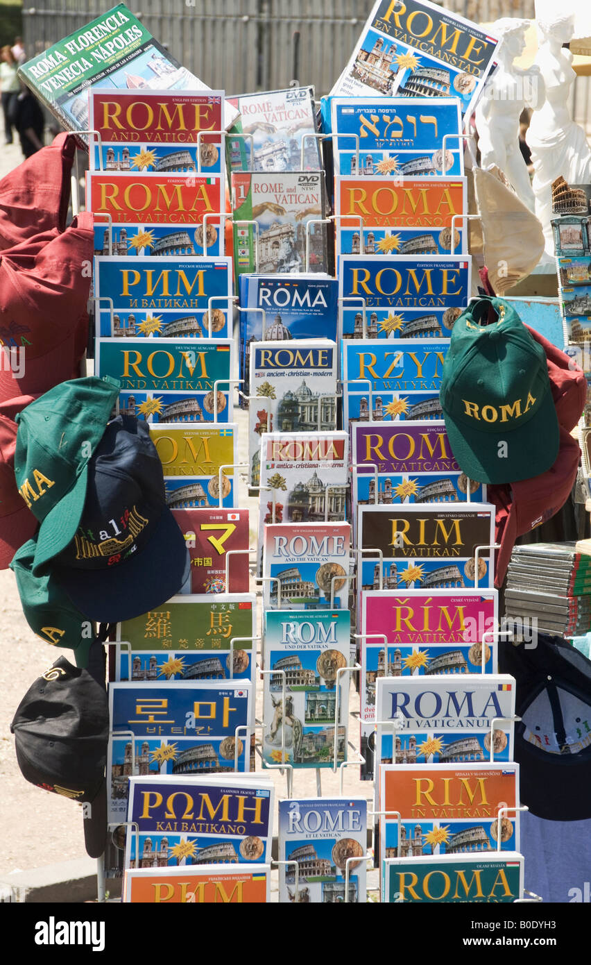 Rack mit Karten von Rom in verschiedenen Sprachen und andere souvenirs Stockfoto