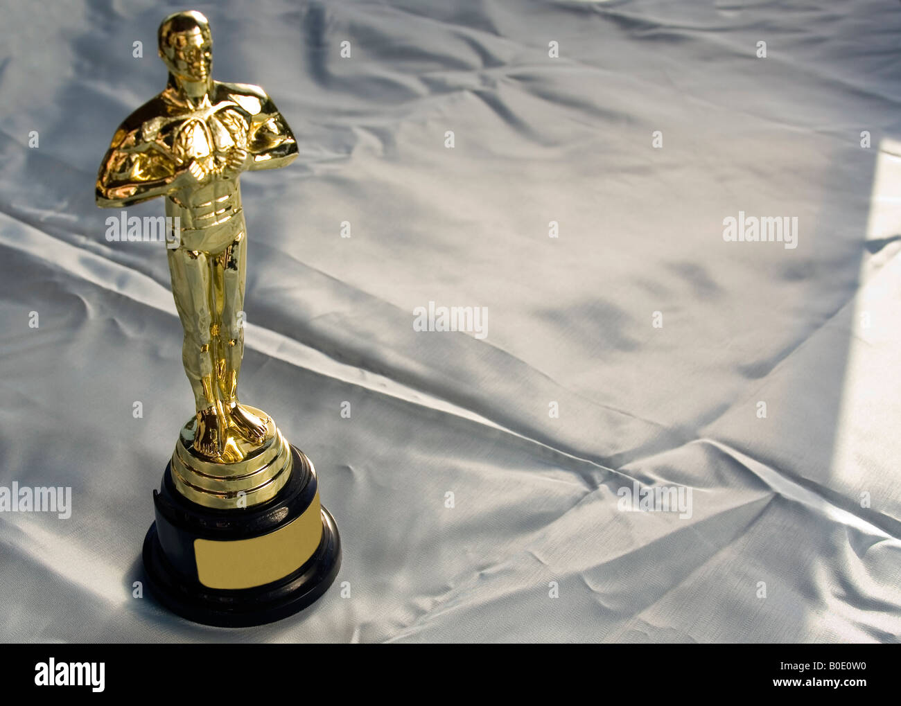 Goldene Oscar Replik mit den leeren Raum für Zeichen. Stockfoto
