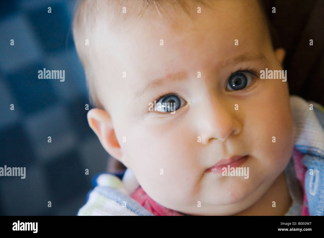 Sechs Monate altes Babymädchen mit schweren nachdenklichen Ausdruck Stockfoto