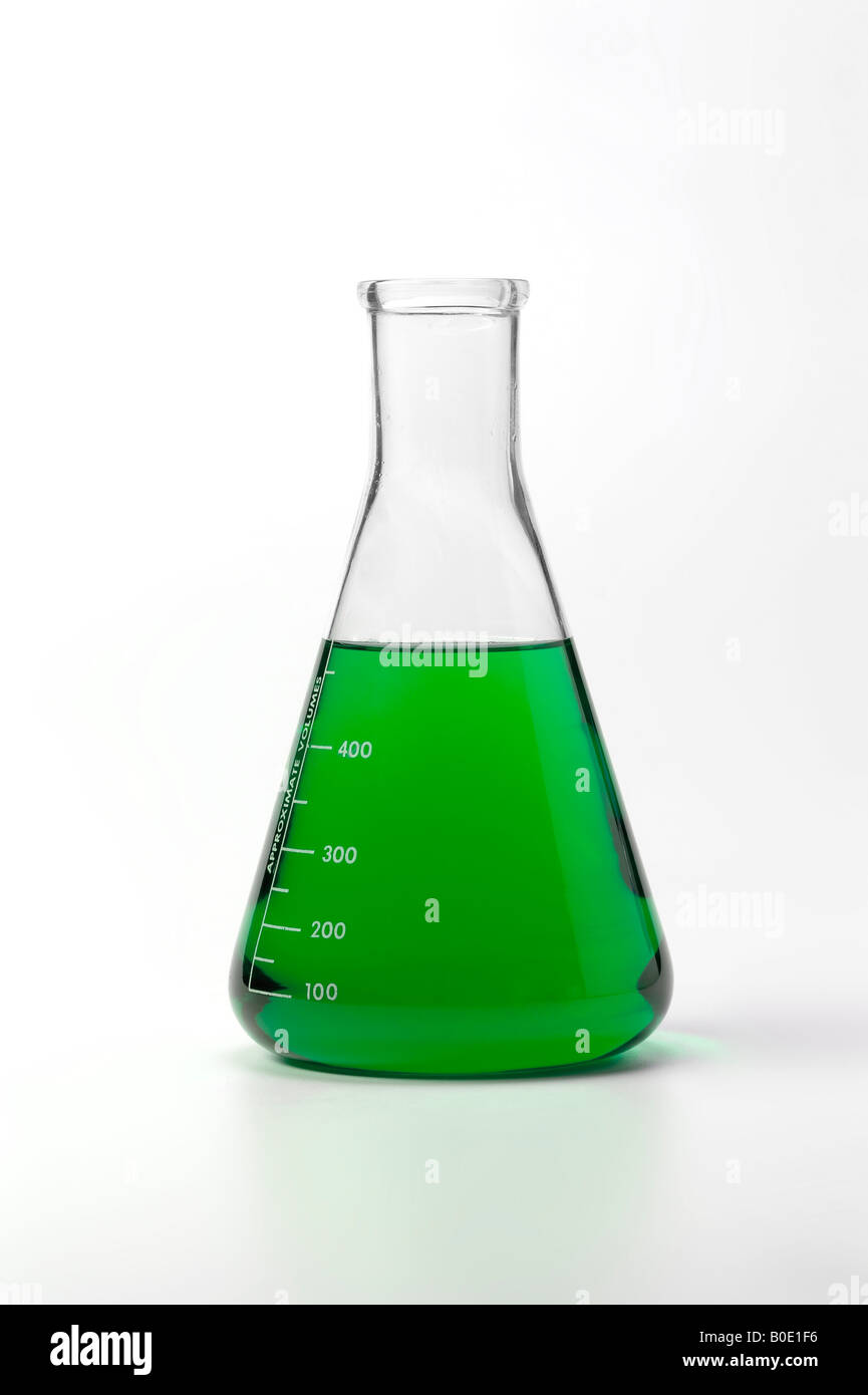 Becher mit bunten grün Flüssigchemikalien auf weißem Hintergrund Stockfoto