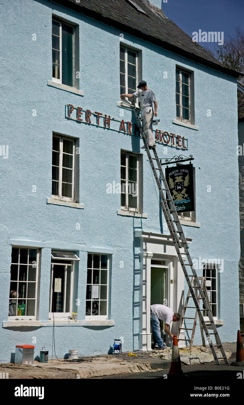 Maler und Dekorateure Malerei Perth Arms Hotel, Dunkeld, Perthshire, Schottland, Europa Stockfoto