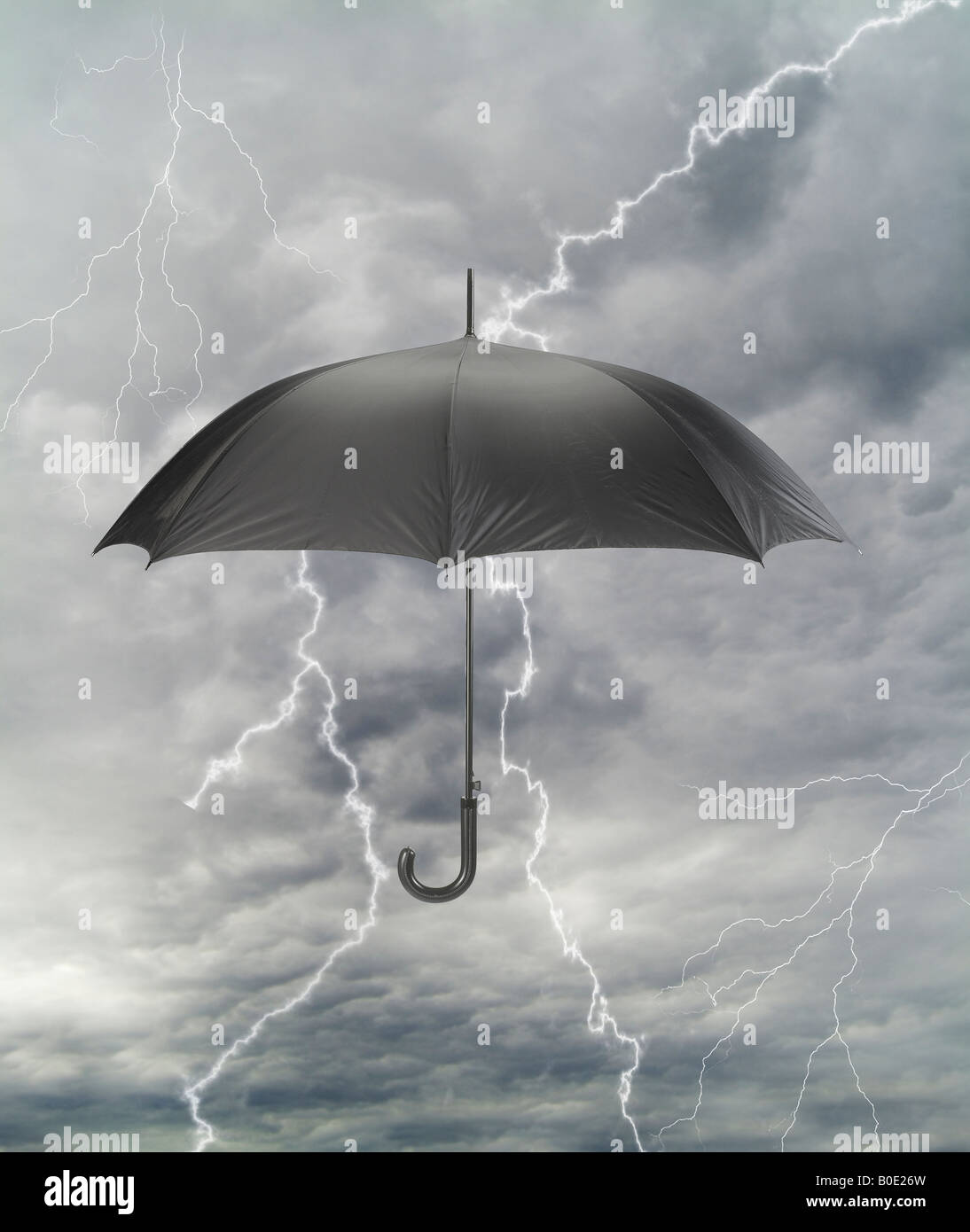 Schwarzen Regenschirm im Gewitter Regen dunkle Gewitterwolken mit Blitz Stockfoto