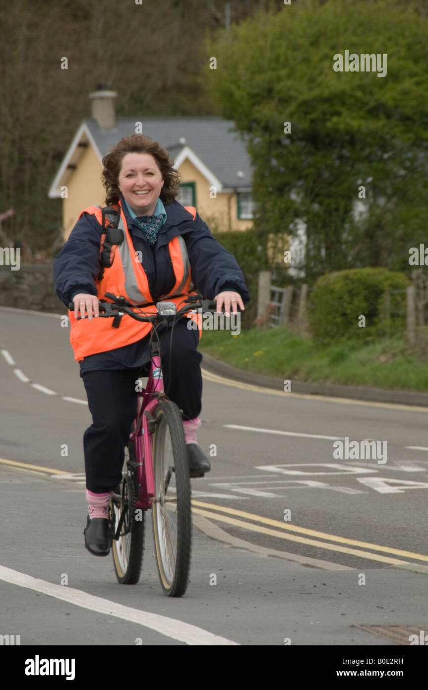 Glückliche Frau Radfahren Radfahrer tragen orange Warnweste mit