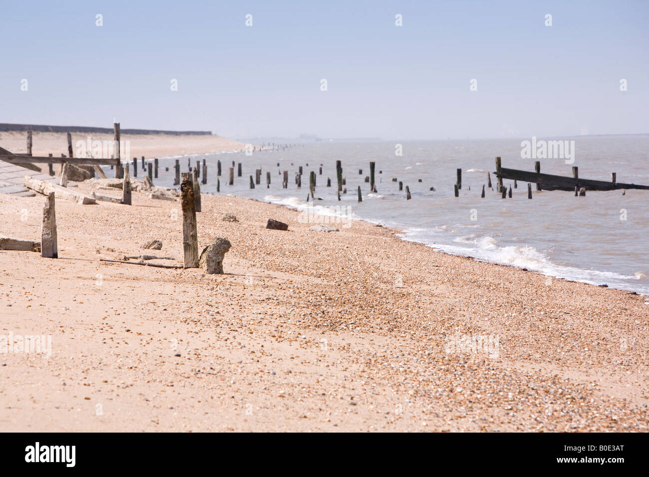 Wellenbrecher Sand und blauen Himmel am Reiseziel Seasalter Strand in Kent England UK Stockfoto