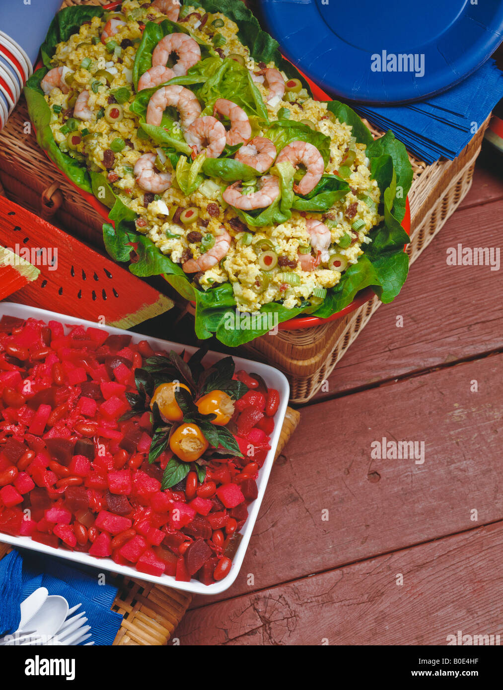 Land Küche Rezepte, Curry Reissalat, russischer Kartoffelsalat, Picknick Feier Urlaubsatmosphäre. Stockfoto