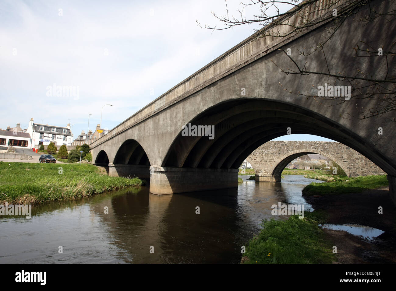 Die alten und neuen Brücken über den Fluss Ythan führt zu der Stadt Ellon in Aberdeenshire, Schottland, Vereinigtes Königreich Stockfoto