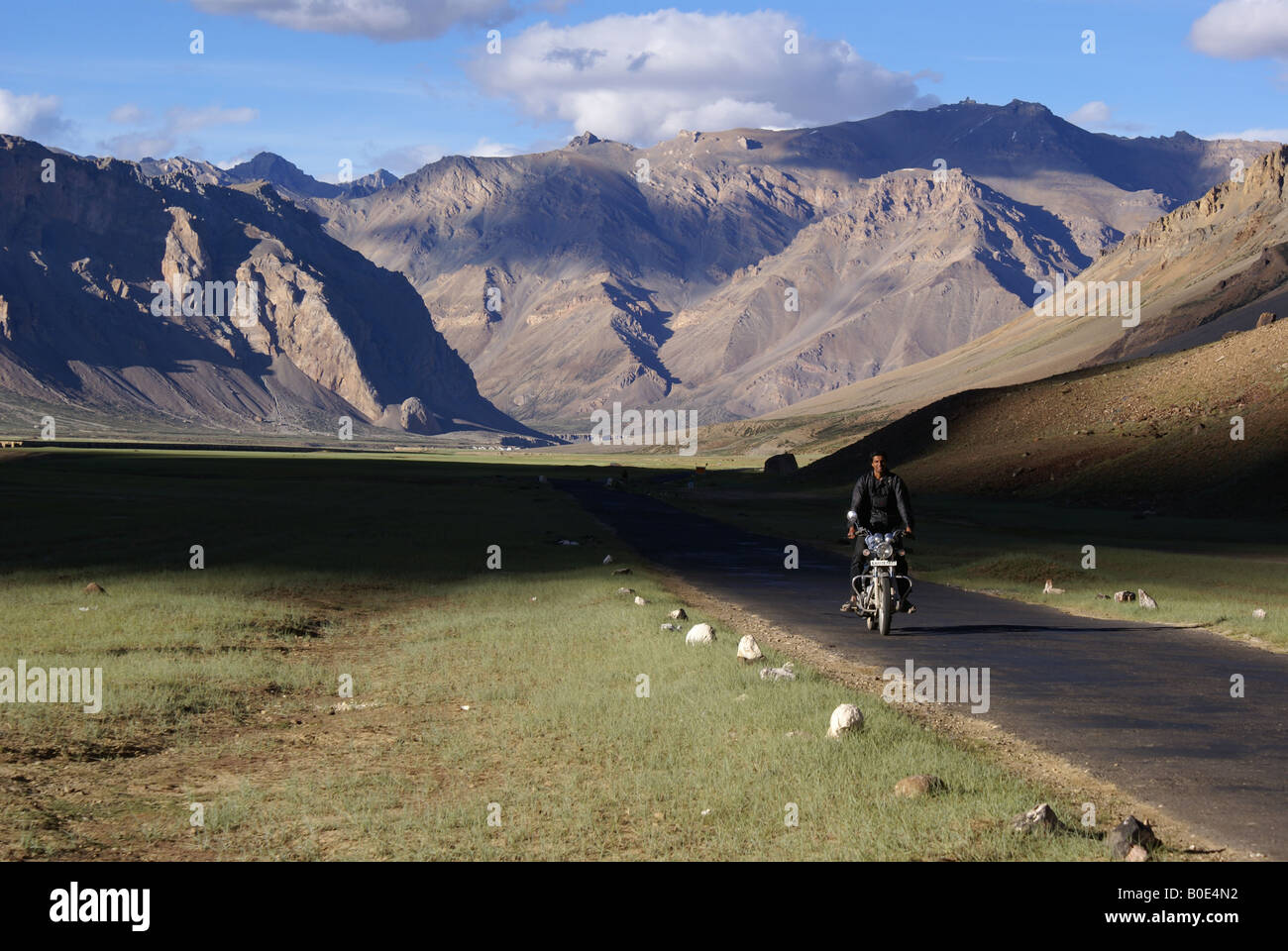 Mann fahren Enfield Motorrad durch Berge Ladakh, Indien Stockfoto