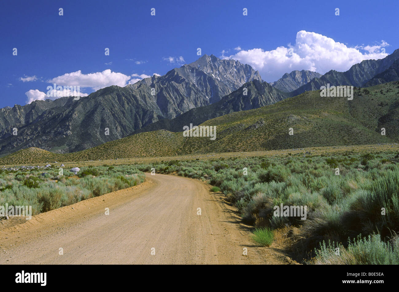 Straße durch die Ausläufer der östlichen Berge der Sierra Nevada in Kalifornien Stockfoto