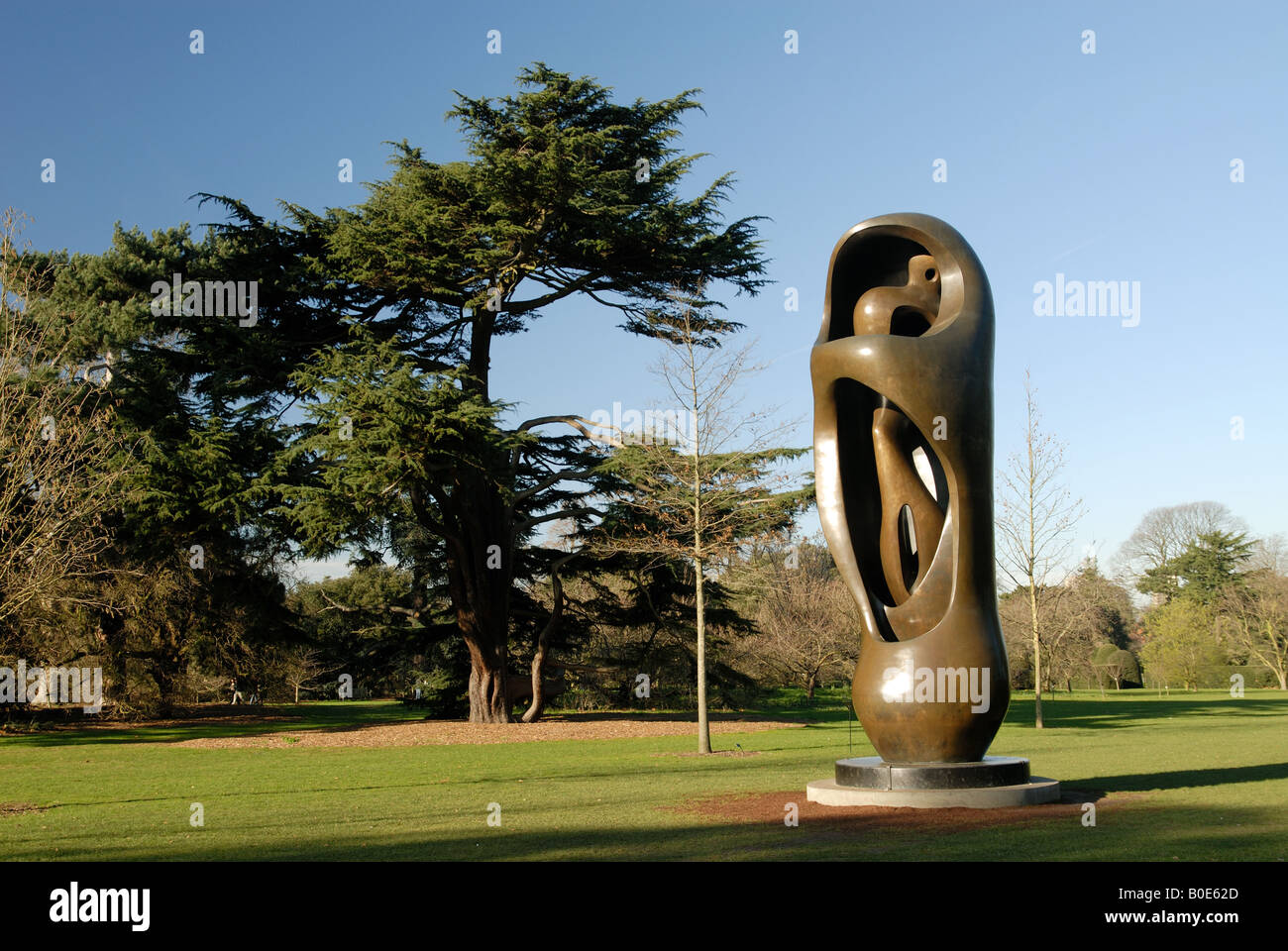 Henry Moore Skulpturen, große aufrechte interne externe Form, auf dem Display in Kew Gardens Stockfoto