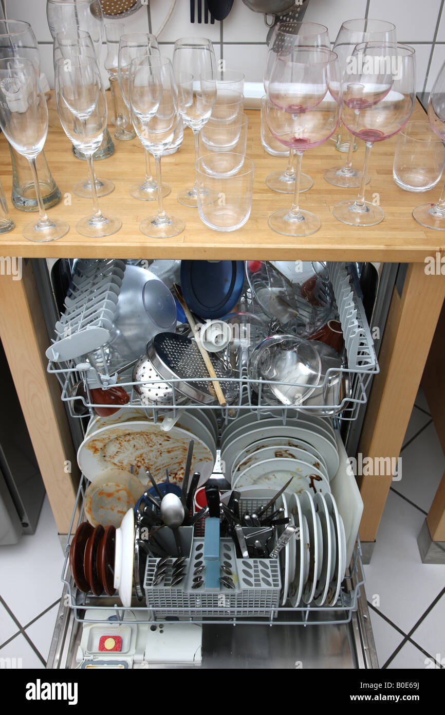 DEU Deutschland schmutziges verwendet Geschirr in der Spülmaschine Stockfoto
