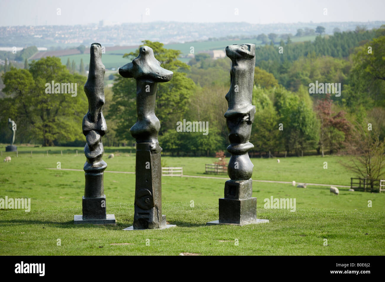 AUFRECHTE MOTIV HENRY MOORE SKULPTUREN IN YORKSHIRE SCULPTURE PARK Stockfoto