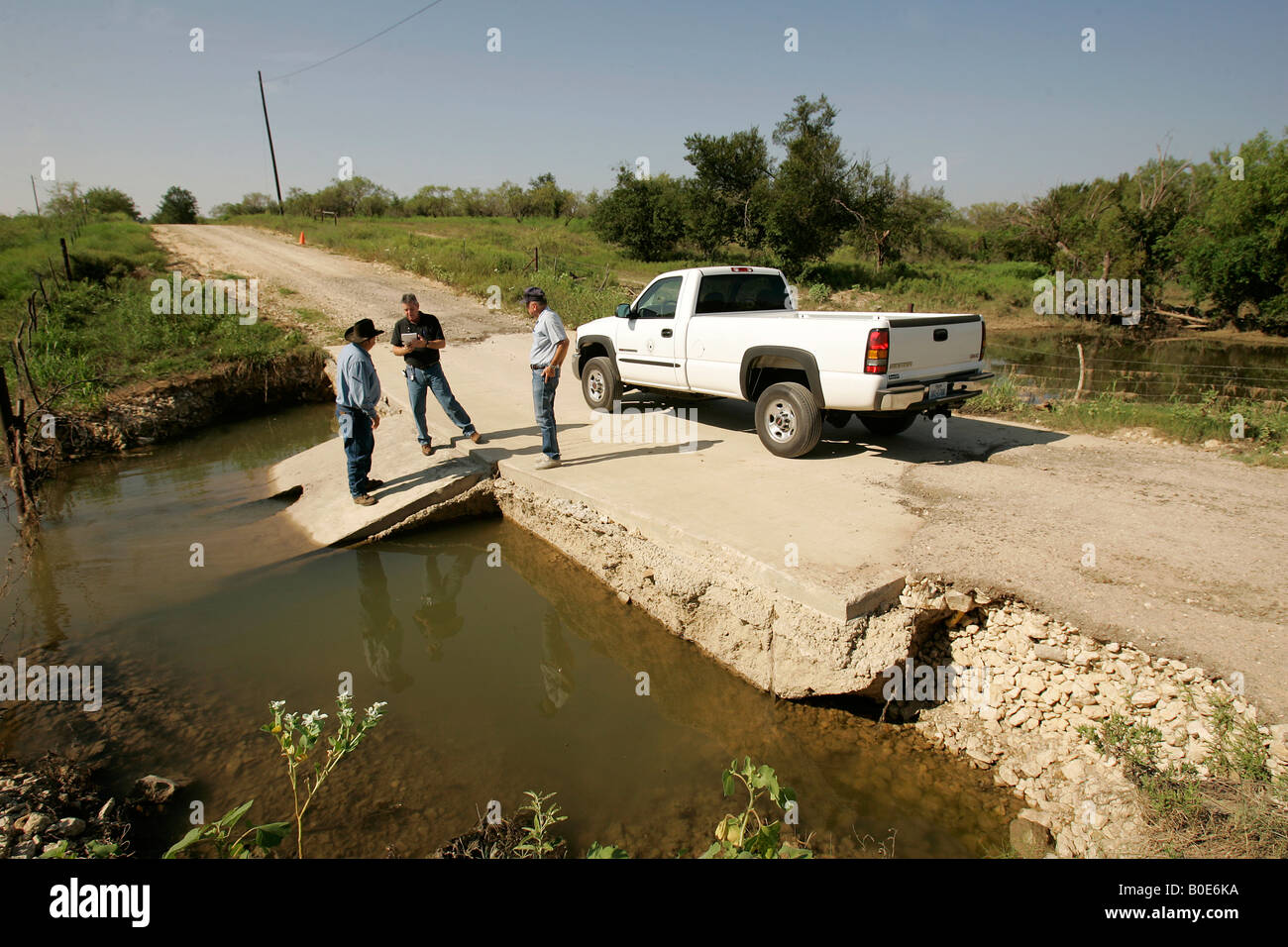 Sozialhilfe-Spezialist Phil Brown Umfragen Hochwasserschäden Stockfoto