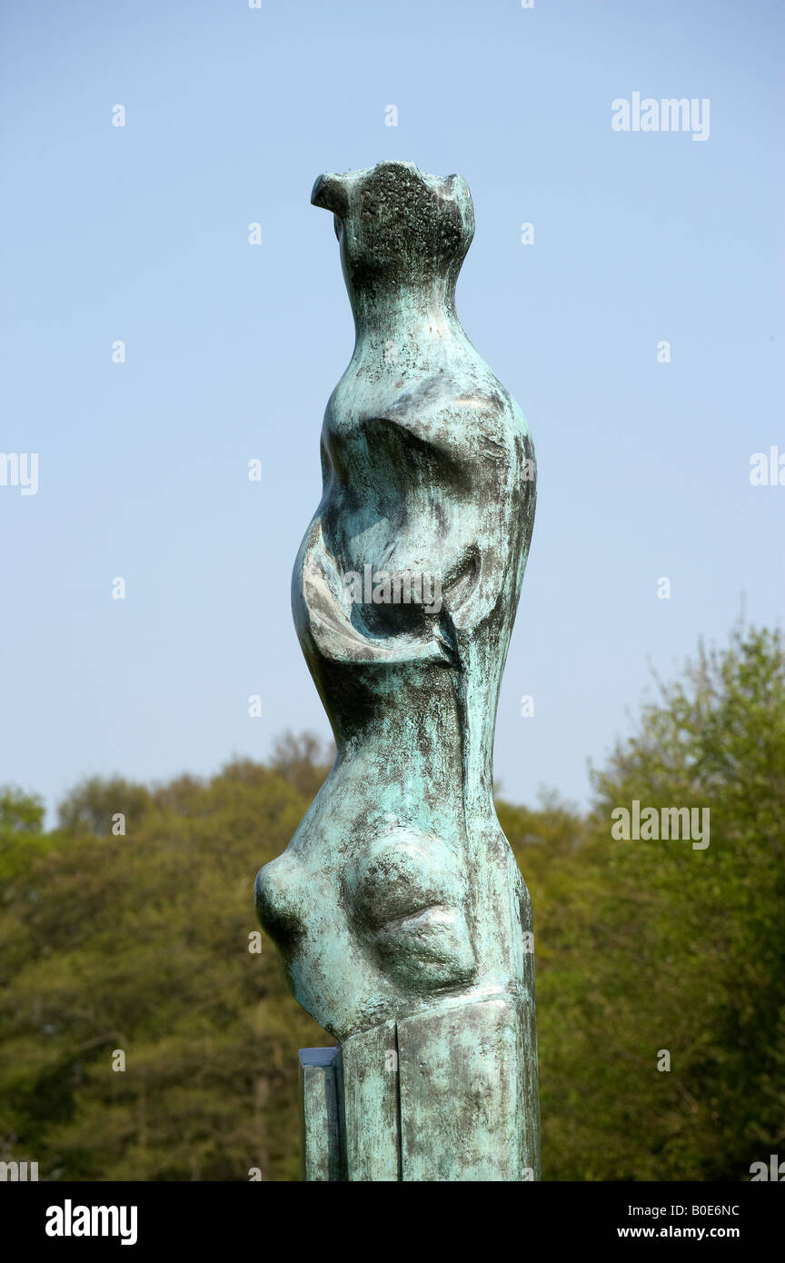 AUFRECHT MOTIV NUMMER NEUN HENRY MOORE SKULPTUREN IN YORKSHIRE SCULPTURE PARK Stockfoto