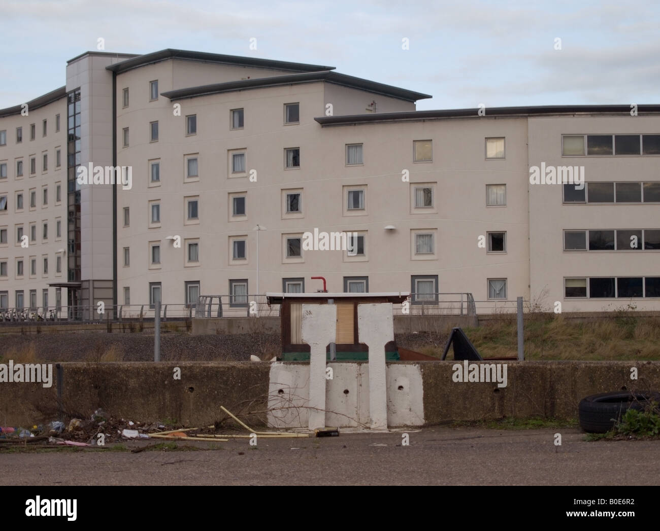 Universität von Essex Studentenwohnheime mit düsteren Aussichten über Colchester Docks Stockfoto