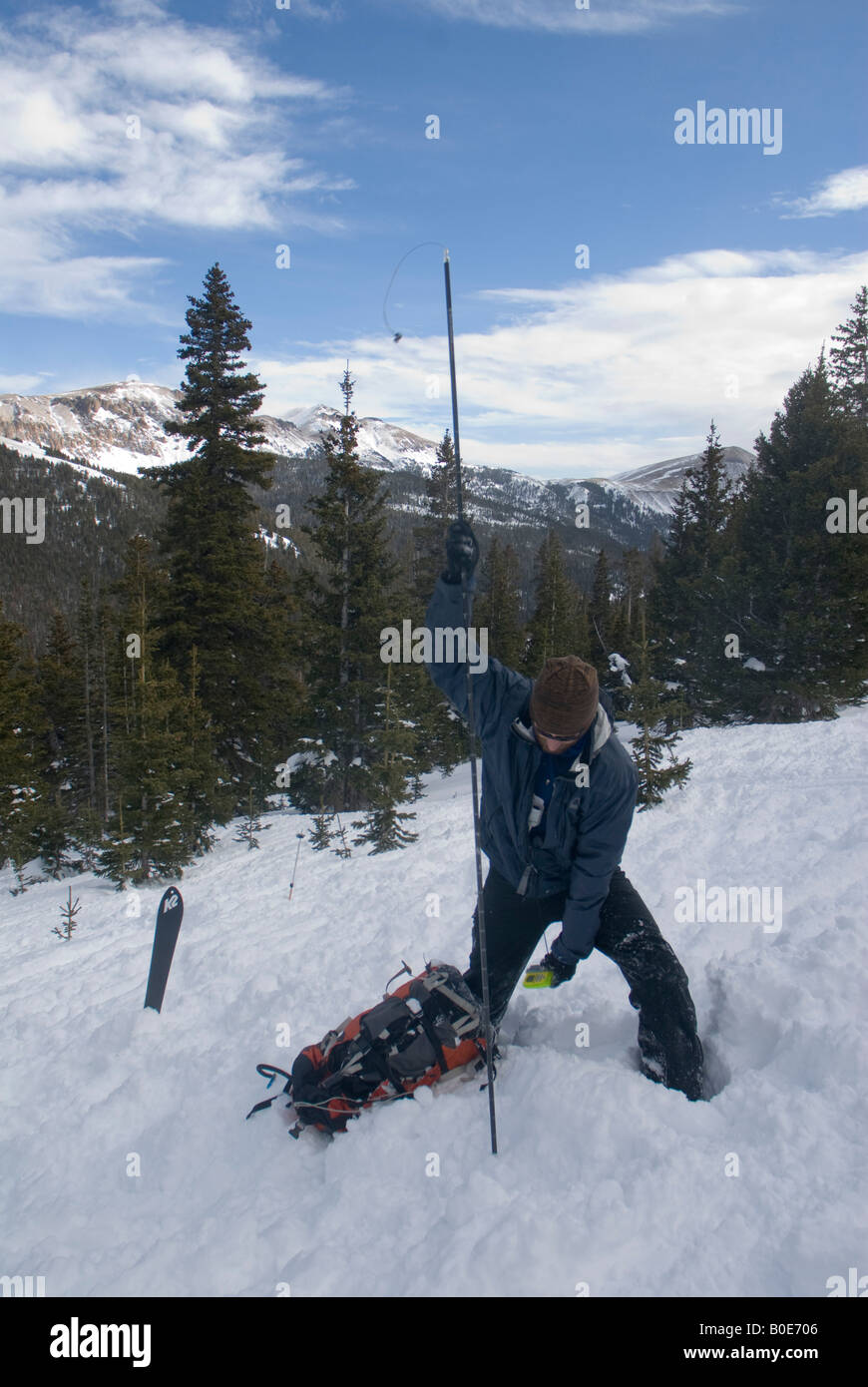 Lawine Erholung-Backcountry Skifahrer mit einem Leuchtturm und eine Lawinensonde im Schnee auf der Suche nach einem Verschütteten Stockfoto