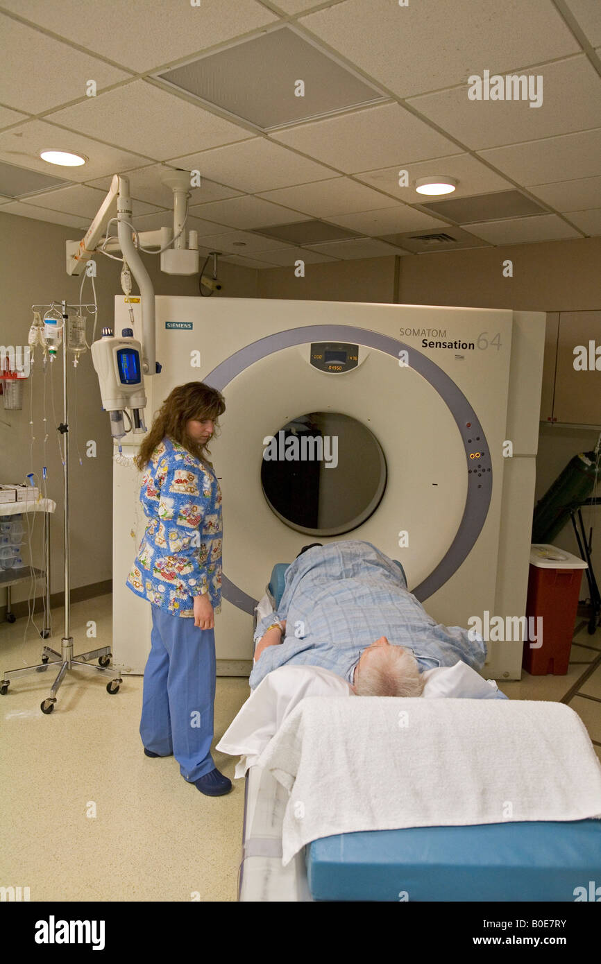 Patient bekommt CT-Scan während der klinischen Prüfung der neue Krebstherapie Stockfoto
