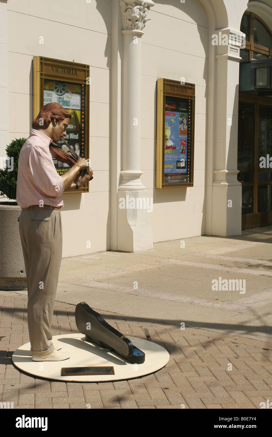 Skulptur namens Sidewalk-Konzert von J Seward Johnson Jr. auf dem Display in Dayton Ohio am Victoria-Theater Stockfoto