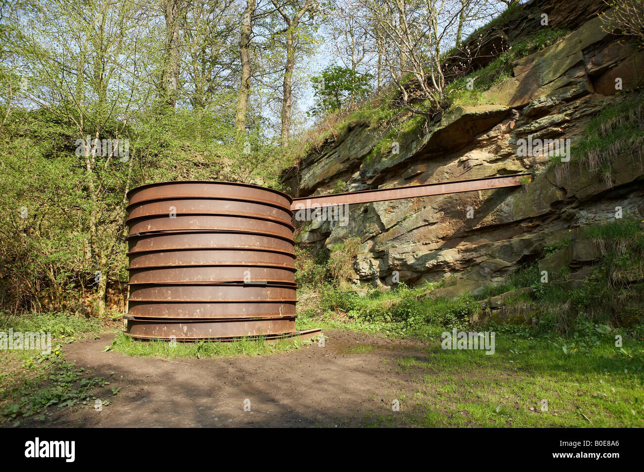 UNBENANNTE STAHLSKULPTUR VON SERGE SPITZER IN YORKSHIRE SCULPTURE PARK Stockfoto