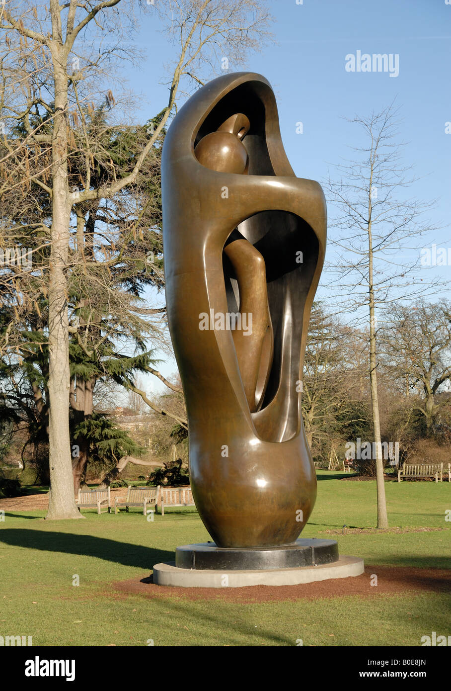 Henry Moore Skulpturen, große aufrechte interne externe Form, auf dem Display in Kew Gardens Stockfoto