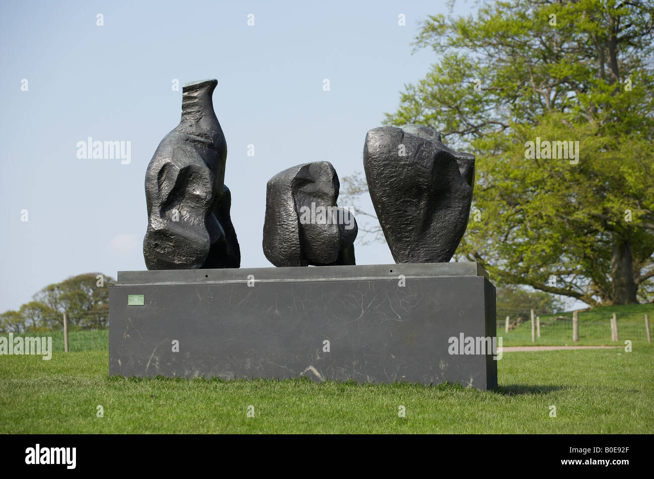 DREI STÜCK LIEGENDE FIGUR NUMMER EINE HENRY MOORE SKULPTUR IN YORKSHIRE SCULPTURE PARK Stockfoto