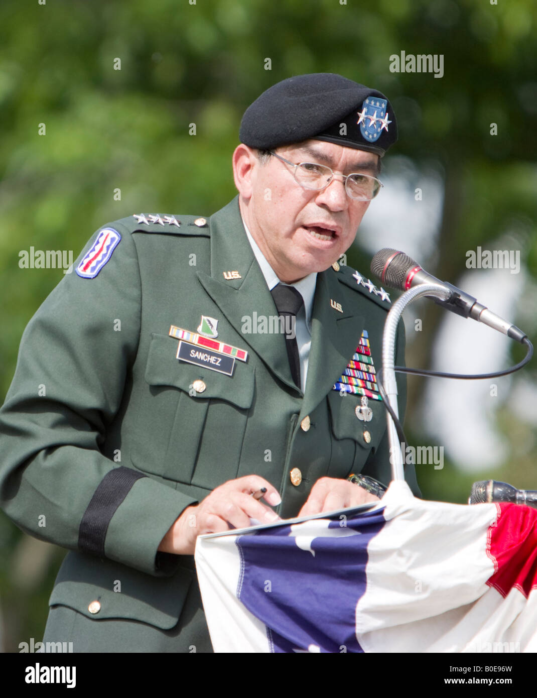 US-Armee Leutnant General Ricardo Sanchez bei der 2007 US Memorial Day Zeremonie in Fort Sam Houston National Cemetery im Ruhestand Stockfoto